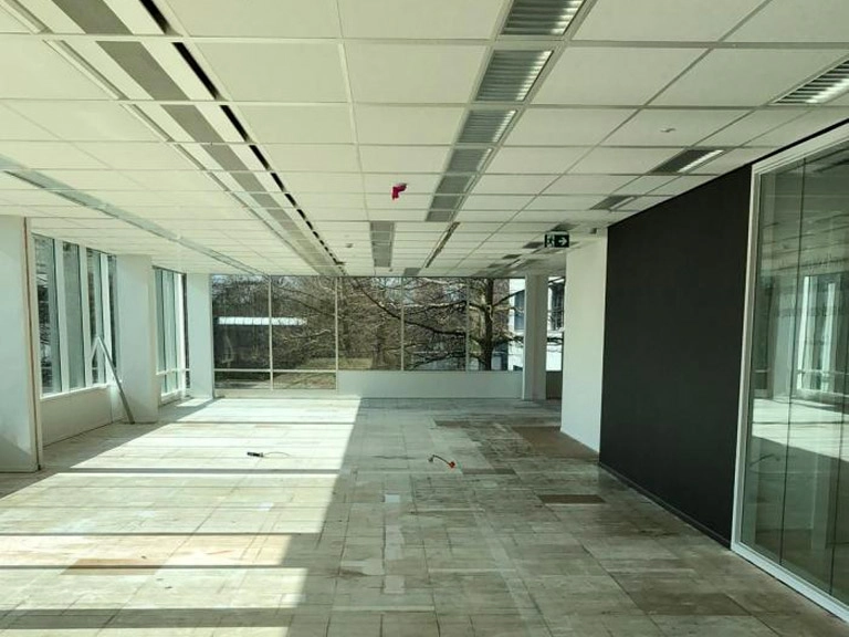 Afbraak werken uitvoeren gestripte kamer klaar voor nieuwe vloer